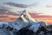 Vẻ đẹp ngoạn mục của Everest: Chiêm ngưỡng từ "nóc nhà thế giới"