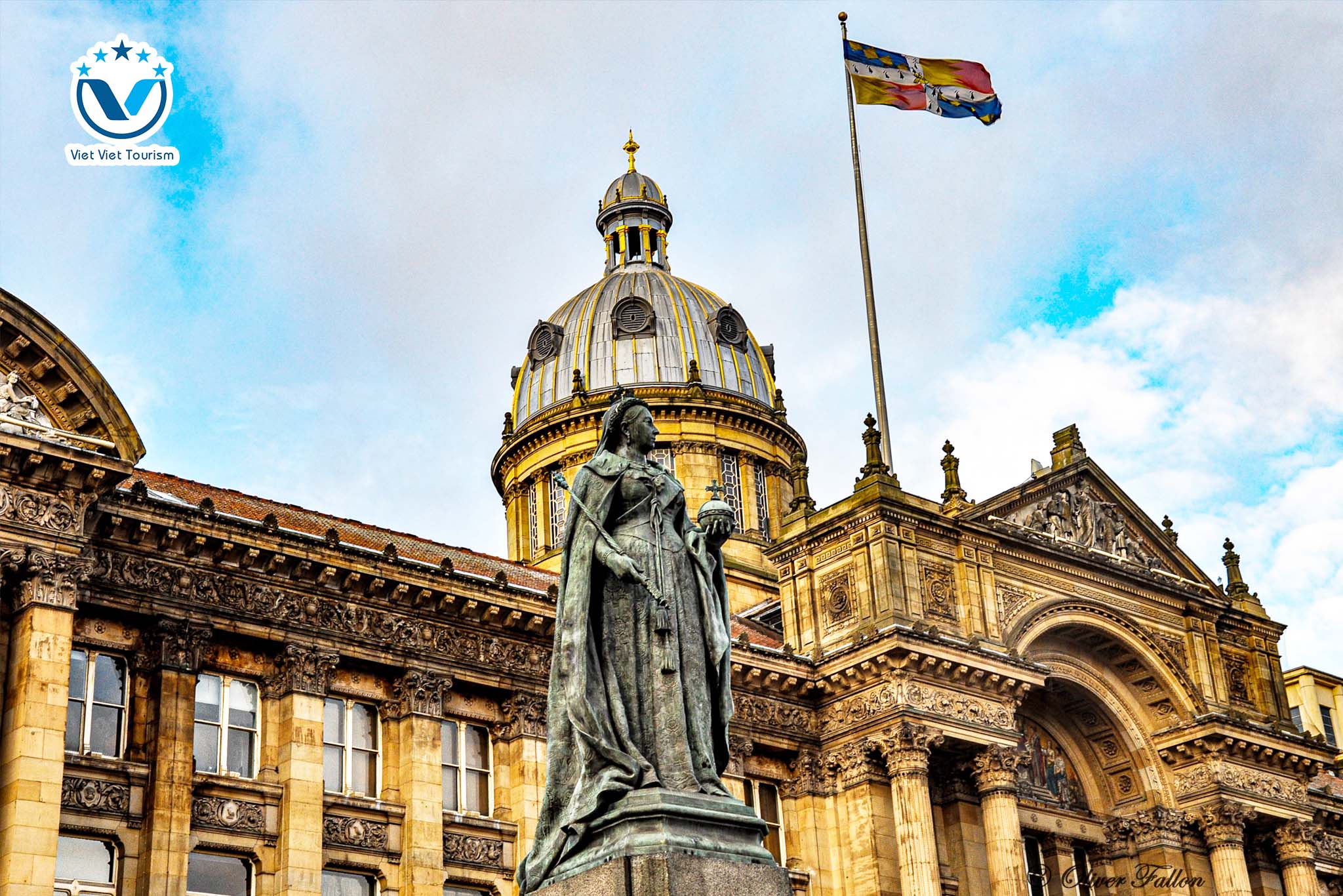 UK Queen Victoria statue