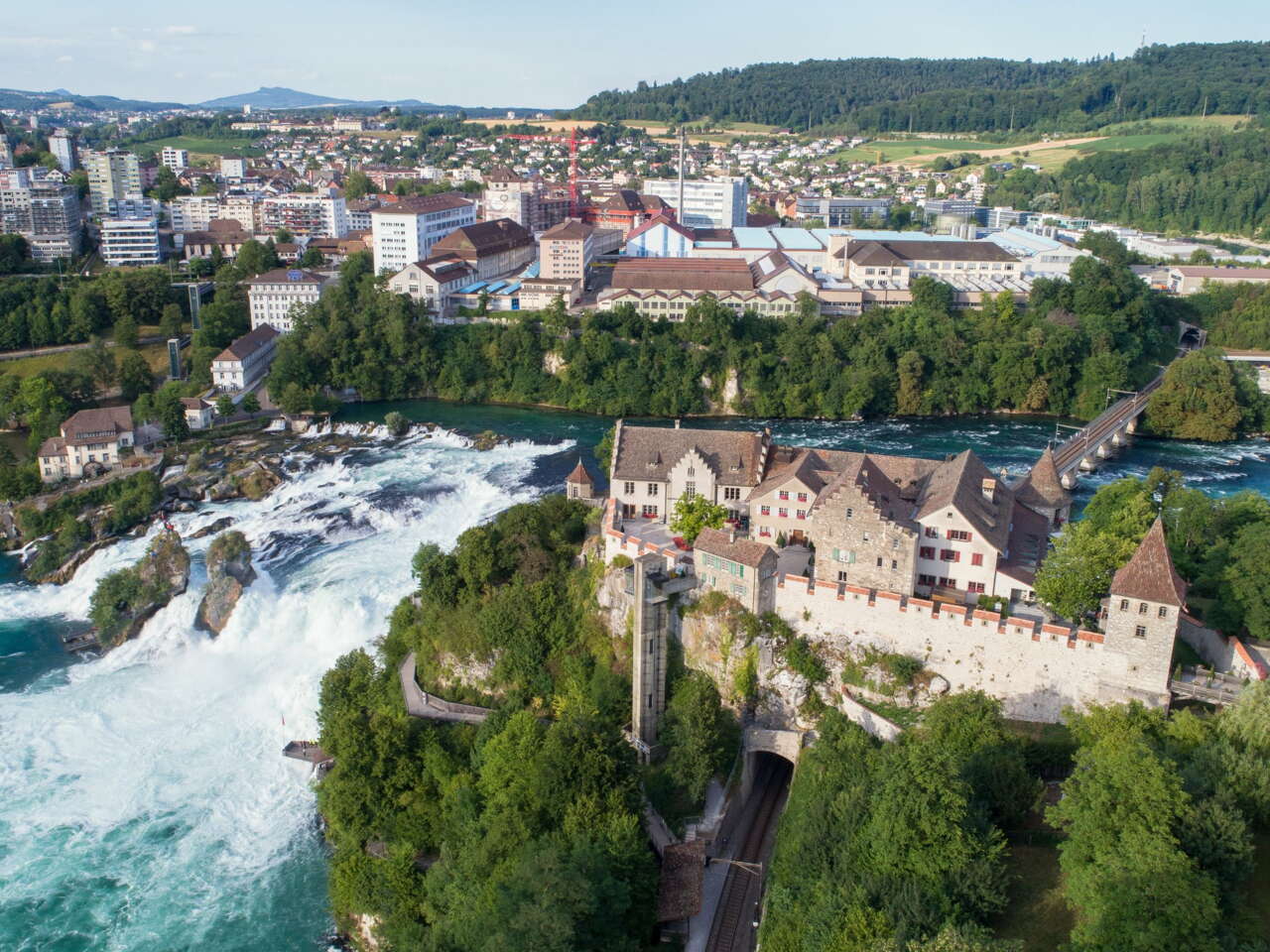 rheinfall schloss laufen mittelfelsen wasserfall neuhausen juli 7twavxbk9vc710f