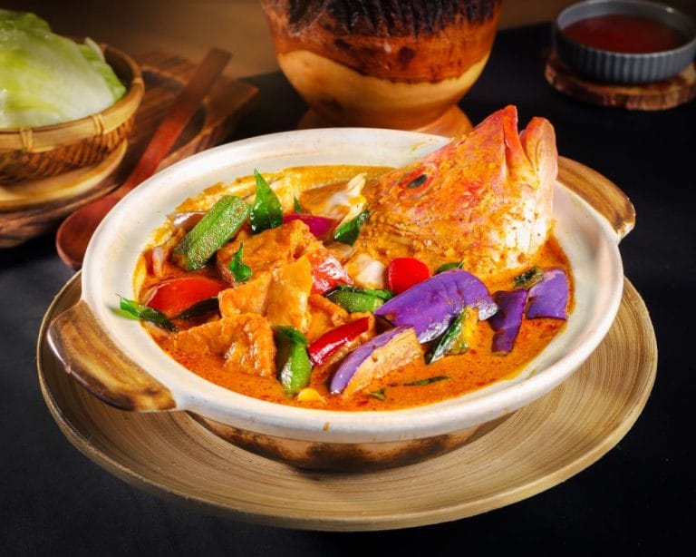 Cảm nhận Curry Fish Head: Khi vị cay thức tỉnh giác quan giữa lòng Singapore