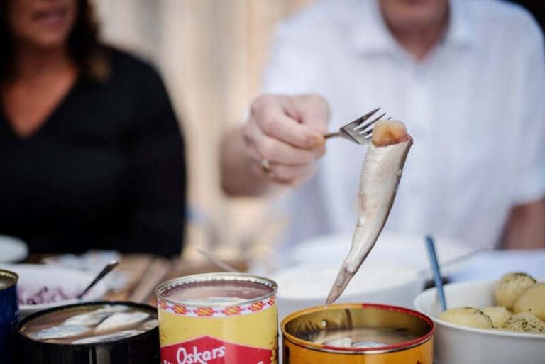 Món Surströmming – Khi nỗi ám ảnh trở thành tinh hoa văn hóa ẩm thực Thụy Điển