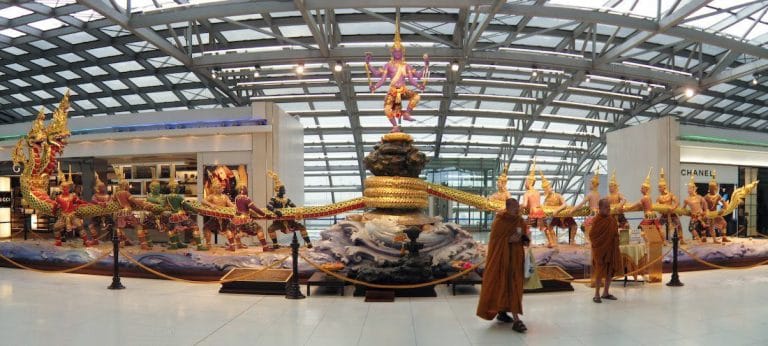 Bức tượng “Khuấy Biển Sữa” – Huyền thoại Ấn Độ giáo giữa nhịp thở hiện đại của Thái Lan