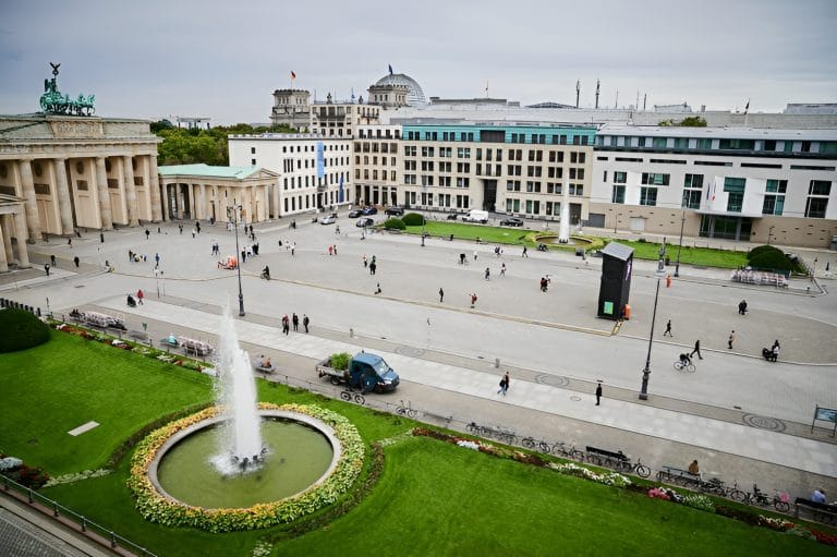 Pariser Platz trong nắng Berlin – Khoảng lặng giữa nhịp sống sôi động ở nước Đức