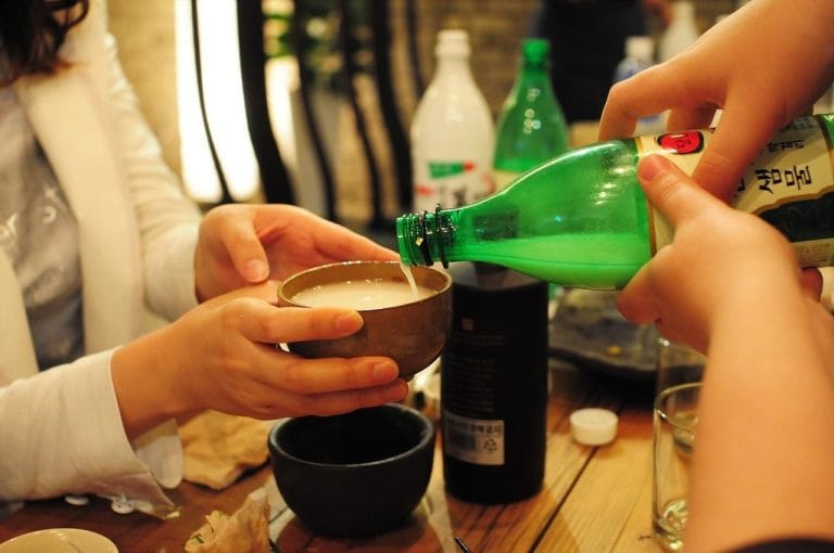 Bí ẩn đằng sau việc không tự rót rượu cho mình trong văn hóa Hàn Quốc
