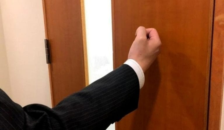 Phép lịch sự thầm lặng: Khi người Nhật “xin phép” trước cả cánh cửa toilet